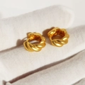 Boucles d'oreilles créoles torsadées de style vintage français en or mat sur fond blanc - Or Mat