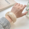 Irregular chunky resin bangle featuring elegant cream marble texture and vintage design - Inner Diameter 67.2mm / Weight 67g / Beige