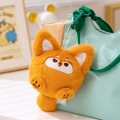 Porte-clés chien Shiba Inu en peluche orange avec chaîne argentée sur sac vert - Renard