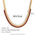 Détail du collier chaîne serpent en acier inoxydable doré 18 carats avec zircons rouges - Collier à coutures en chevrons de zircone - Or - Zircone rouge