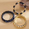 Details von dreiteiligem Set mit blauen Marmorharz- und goldenen Metallperlen-Armbändern - Blau