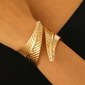 Brazalete abierto de pluma dorada para mujer con textura detallada de vetas de hojas - Pulsera abierta de pluma (K-554) / Oro KC