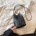 Mini sac seau tressé noir avec cordon de serrage et fine bandoulière réglable - Noir