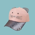 Dettaglio del cappellino rosa con orecchie da gatto, strass e anelli sulla visiera d'argento - 55-58cm / Rosa