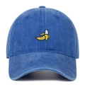 Gros plan d'une broderie banane jaune sur une casquette en jean bleu délavé - Bleu clair