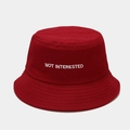 Dettaglio cappello alla pescatora bordeaux con ricamo bianco e cuciture di alta qualità - M (56-58cm) / Borgogna