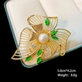 Elegant flower brooch with pearl and green gems, measuring 5.0cm x 4.2cm and weighing 8.0g - B910 Natural Pearl/Hollow Floral