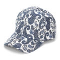 Dettaglio del tessuto jacquard paisley blu e bianco su un cappellino da baseball curvo - Blu navy