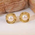 Elegantes pendientes de botón cuadrados dorados vintage con una perla en marco de textura - Pendientes de botón de perla dorada