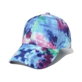Vue détaillée d'une casquette en coton avec motif tie-dye bleu, rose et violet vif - Tie-Dye Bleu Rose Vert Violet