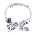 Dettaglio di un bracciale in argento con perline blu, charm farfalla e ciondolo LOVE - Grigio Inchiostro