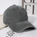 Detailansicht der gewaschenen dunkelgrauen Baseballkappe mit Denim-Textur und Naht - Dunkelgrün