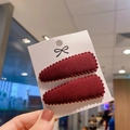 Detalle de dos pinzas para el cabello de terciopelo rojo oscuro con cuentas en tarjeta - Burdeos