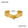 Minimalistische gouden open manchetarmband met gehamerde textuur op witte achtergrond - Onregelmatige Gehamerde Lavatextuur (HZ48019B0)