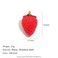 Vue détaillée du pendentif fraise rouge en résine avec boucle en acier doré 18 carats - Pendentif Grande Fraise en Résine - Or (C9429)