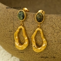 Orecchini geometrici in oro con pietra marmorea verde su ciotola di ceramica - Orecchini pendenti geometrici irregolari (NMSE-A817-1) / Oro con pietra di marmo verde