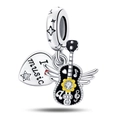 Makroaufnahme von Musik-Anhängern aus Silber mit Flügel-Gitarre und Herz-Plektrum-Detail - PAC802-Punk Gitarren Perle