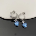 Détail de boucles d'oreilles argentées serties pavé avec pendentif cœur bleu élégant - Boucles d'Oreilles Longues Cœur Bleu Azur