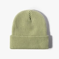 Gorro clásico verde salvia en punto acanalado con vuelta para otoño e invierno - Verde Fruta