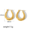 Dettaglio di orecchini a cerchio intrecciati dorati con misure di 23 mm altezza e 18 mm larghezza - Stile Spirale a Torsione di Nastro (TE6478-G) / Oro