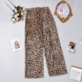 Detalle de textura de leopardo con flecos en pantalones anchos y accesorios de moda - S / Estampado de leopardo
