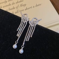 Pendientes largos plateados con diseño de nudo, circonitas y perlas blancas - Plata (Pin de plata)