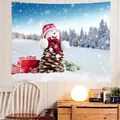 Detalle de tapiz navideño con muñeco de nieve de piñas y escena de bosque invernal nevado - 90x60cm / Muñeco de Nieve de Piña (SD270)