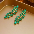 Vintage gouden bladoorbellen met groene kristallen op een goudkleurig dienblad - 5# Zilveren Pin Ingelegde Tak Kwastje Oorknopjes (HE12368)