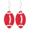 Dettaglio di orecchini rugby rossi glitterati con cuciture bianche e ganci - Glitter Rosso - Gancio Argentato