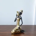 Figura de mujer africana de resina en negro y dorado, altura 21,5 cm, decorativa - Arrodillada Cargando Jarra