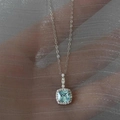 Dettaglio macro della collana con gemma azzurra taglio cushion e castone a halo - Collana - Argento - Blu