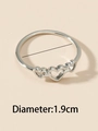 Minimalistischer silberner Herzring mit 1,9 cm Durchmesser auf beige Hintergrund - Dreifacher Hohler Herzring / Silber (02白Kx342)