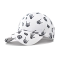 Dettaglio cappello in cotone bianco con stampe graffiti di teschi e mani di scheletro - Regolabile / Teschio Bianco