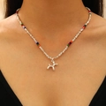 Collana con cane palloncino argento e perline colorate indossata da una modella - Argento Lucido (6783)