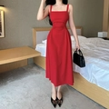 Elegante abito rosso con scollo a quadrato, vita pieghettata e orlo a trapezio midi - S / Rosso