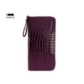 Cartera larga morada con textura de cocodrilo y correa de muñeca a juego - Morado