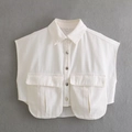Witte mouwloze denim werkshirt met twee grote klepzakken aan de voorkant plat gelegd - S / Wit