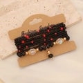 Details des mehrlagigen Boho-Armbands mit facettierten schwarzen und roten Kristallen - Schwarz