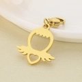 Vue détaillée d'un pendentif main évidé doré avec fermoir mousqueton sur fond beige - 19X18mm Style Cœur Ailé(KLJ6988-Z)