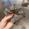 Dettaglio dell'elastico per capelli con motivo pied de poule bianco e nero in tessuto - Pied de poule kaki