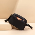 Bolso bandolera de tela Oxford negro con detalles en cuero marrón y herrajes dorados - Negro