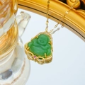 Collar de acero de titanio con colgante de Buda en jade verde y circonitas brillantes - Verde Dorado