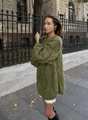 Dettaglio della maglia a trecce e consistenza su un maglione oversize verde muschio - S / Verde