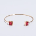 Bracelet jonc doré ajustable orné de deux pierres carrées en cristal rouge aux extrémités - Bracelet en Verre Rouge / Rouge