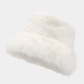 Detalle de cerca de la textura de piel sintética blanca de un gorro de invierno - M (56-58cm) / Blanco