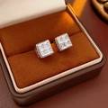 Μακροφωτογραφία τετράγωνων σκουλαρικιών M από ασήμι με ζιργκόν σε βελούδινο κουτί - Ασημί (Ασημένια καρφίτσα)