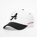 Dettaglio di un cappello da baseball bianco e nero con ricamo lettera A e Los Angeles - Splicing Bianco e Nero