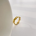 Dettaglio di un anello a farfalla traforato in finitura dorata lucida a specchio - US 7 / Farfalla