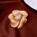 Macro della spilla a fiore placcata oro 18 carati con gemma ovale e finitura spazzolata - Spilla 19# - Oro - Marrone