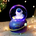 Palla di neve luminosa Space Walk con astronauta e razzo, luci LED blu e viola - Medio 80mm (Luce+Musica) / Astronauta a razzo - Viola